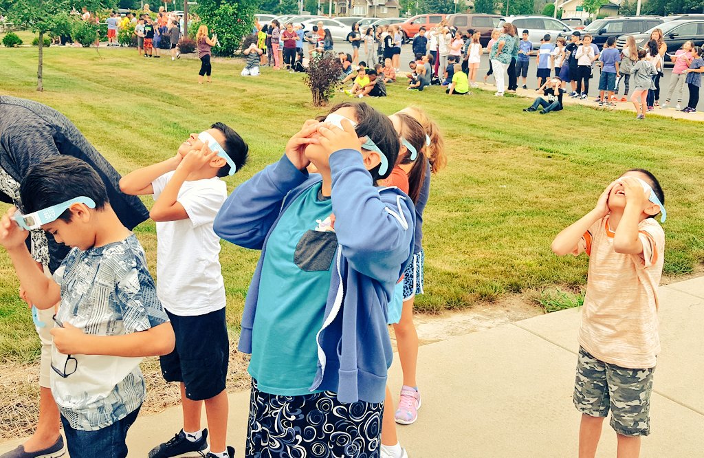 MrsLarson68's tweet photo. To quote the students of 4/5 I, "That was EPIC!" Thanks @AdlerPlanet ! #lookup #EquippedToEclipse #Eclipse2017 #AdlerEclipseWatch https://t.co/0y6wUG6AyP
