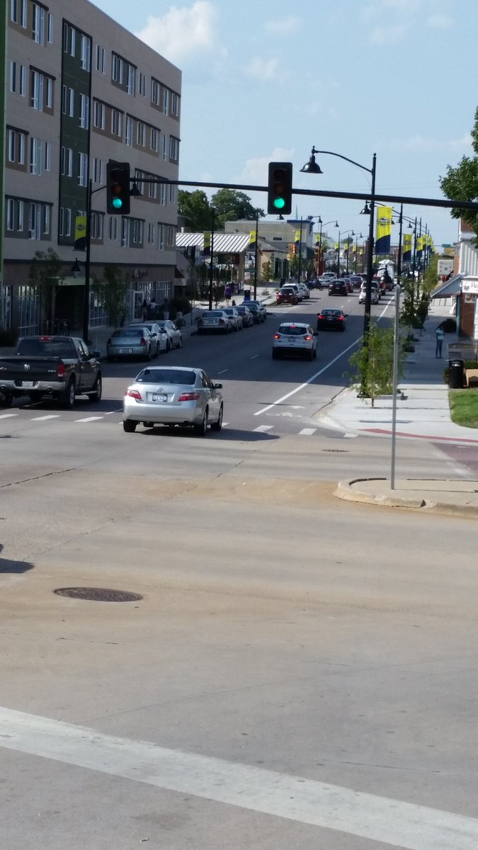 Looking north on Illinois Avenue after @CarbondaleIL @CdaleEclipse about 4 pm.