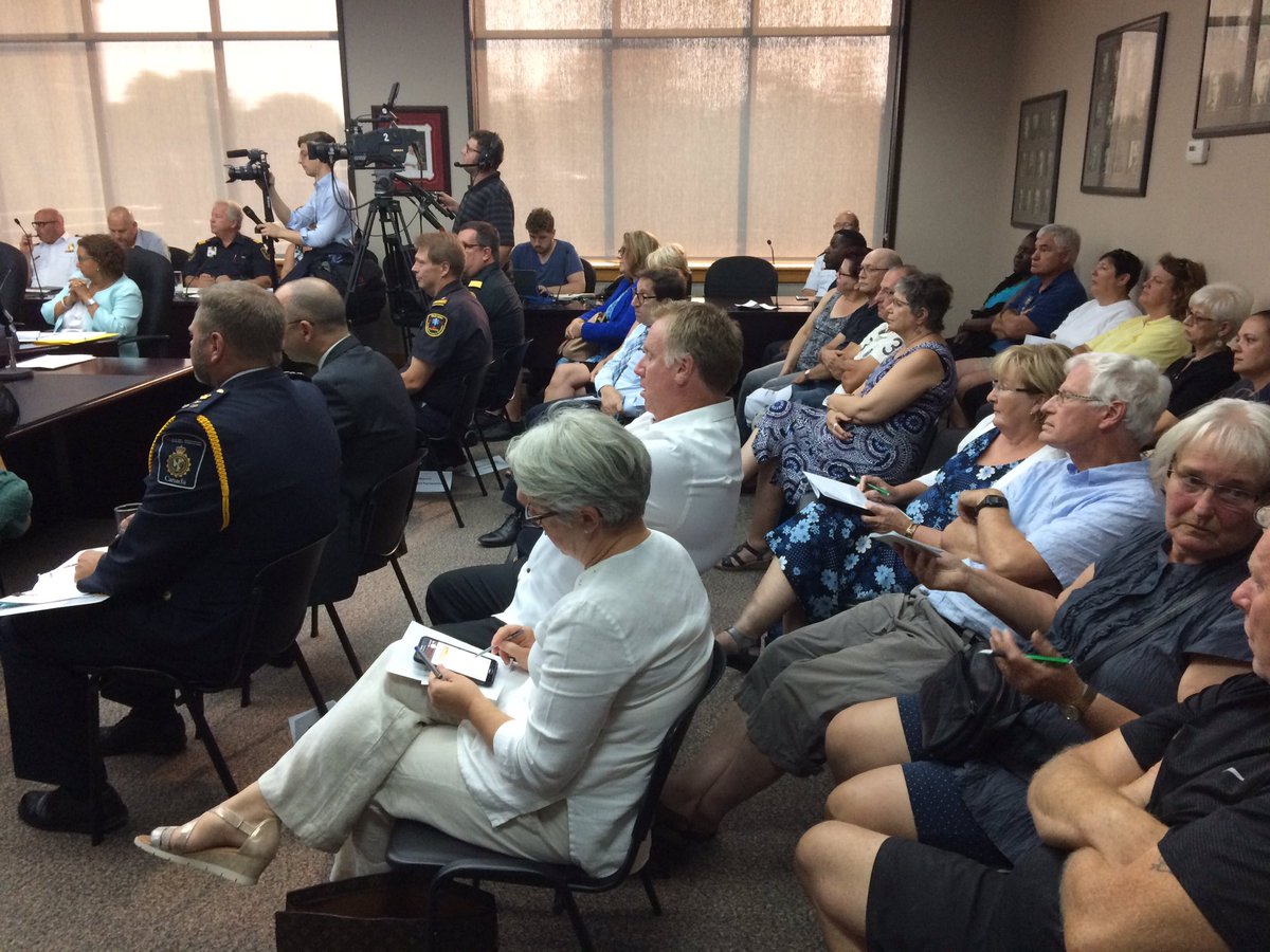 Packed house as agencies inform council of status of asylum seekers at @NAVCENTRE https://t.co/syHykL2iTC