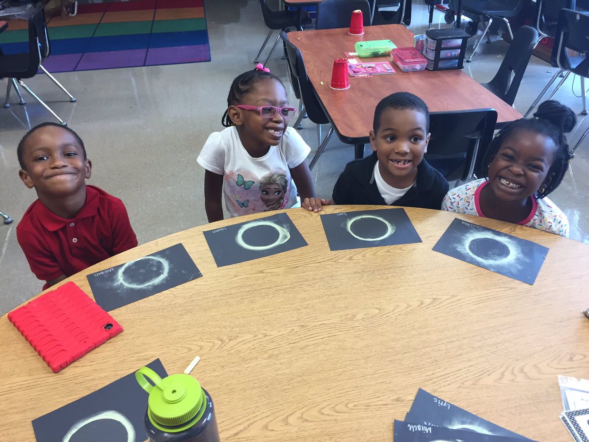 raewestbrook90's tweet photo. Solar Eclipse 2017! @MabletonSteam #UltimateLearningExperience https://t.co/hZFAmMRKrS