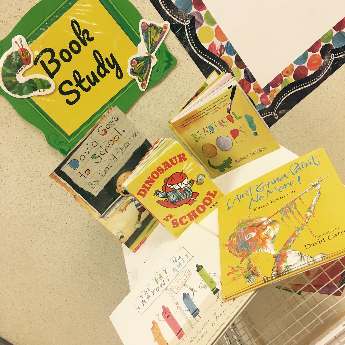 mslowpaz's tweet image. Starting off #art #class right #firstdayofschool2017 #arted #elementary #bookstudy #read #iteachart @aldinelibraries @bobshea @DrKels50 📚🖍🖌🎨