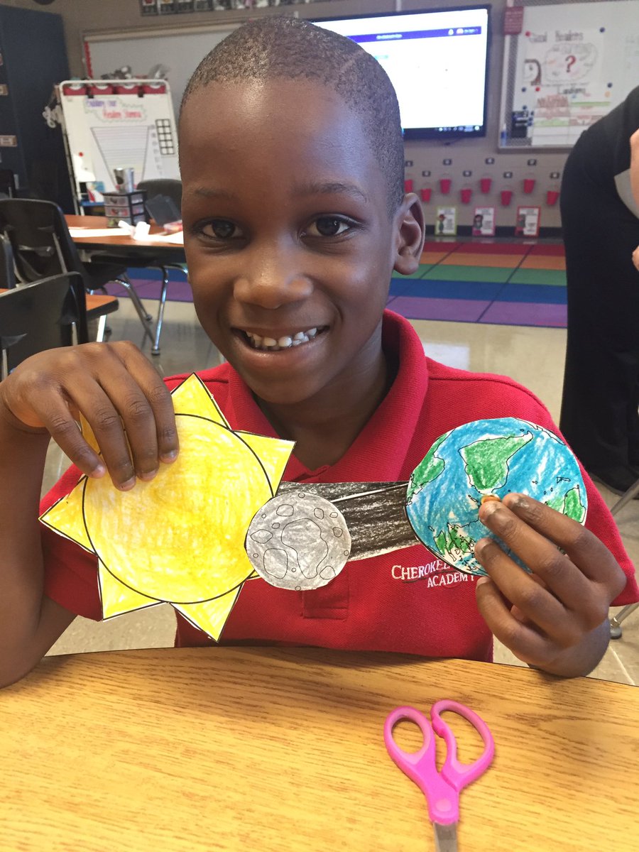 raewestbrook90's tweet photo. Solar Eclipse 2017! @MabletonES #Ultimatelearningexperience https://t.co/18aaLCiWRB