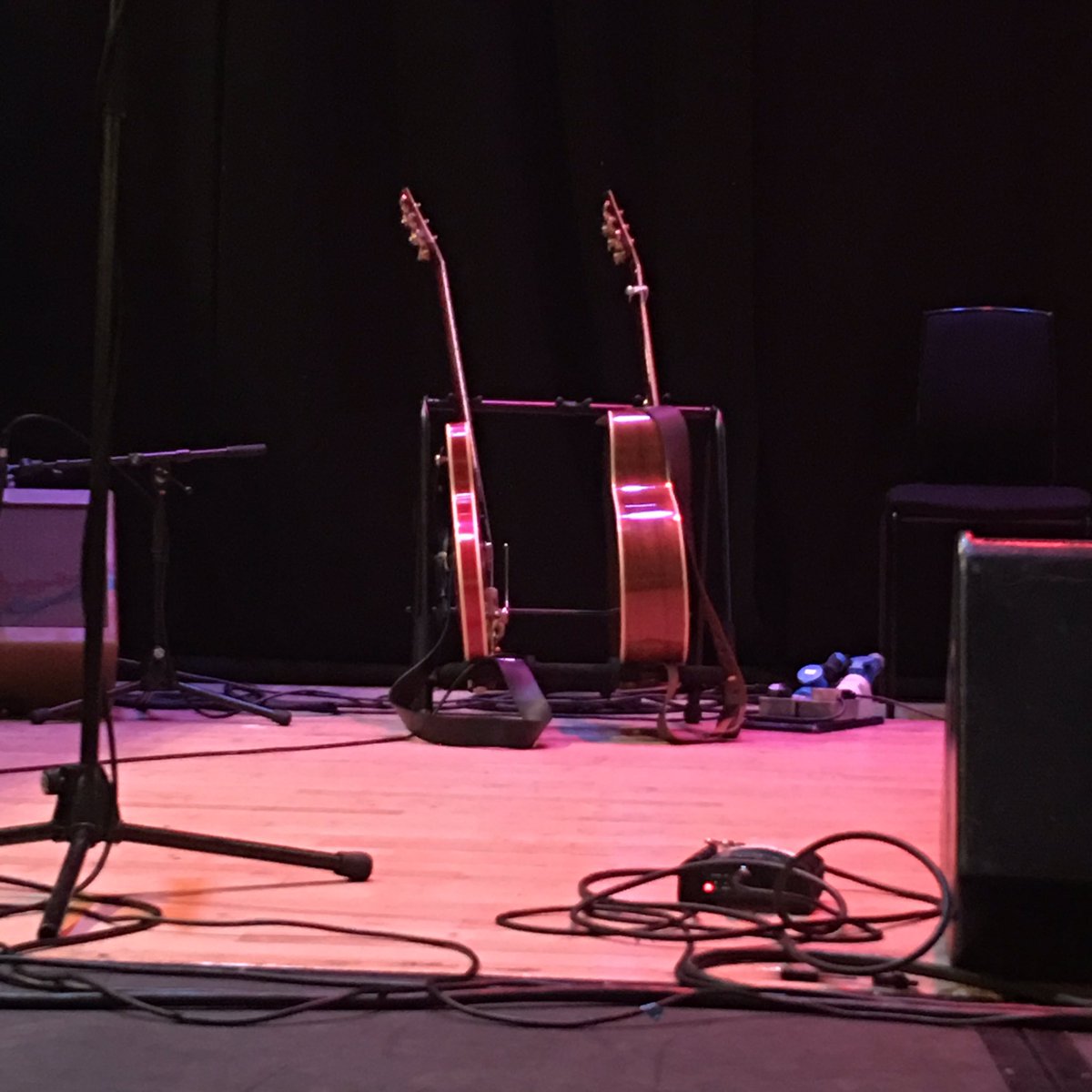 ccd204p's tweet photo. Great night seeing @Bernard_Butler &amp; co in tribute to the late great @bert_jansch in #Edinburgh. Took a pic of his guitar pre gig! #edfringe https://t.co/VGaXEgv8GQ