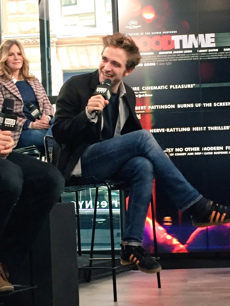 RobCatNancy's tweet image. Smiley Rob at the @BUILDseriesNYC Q&amp;amp;A for @GoodTimeMov Bonus Jennifer Jason Leigh in the background! #RobertPattinson