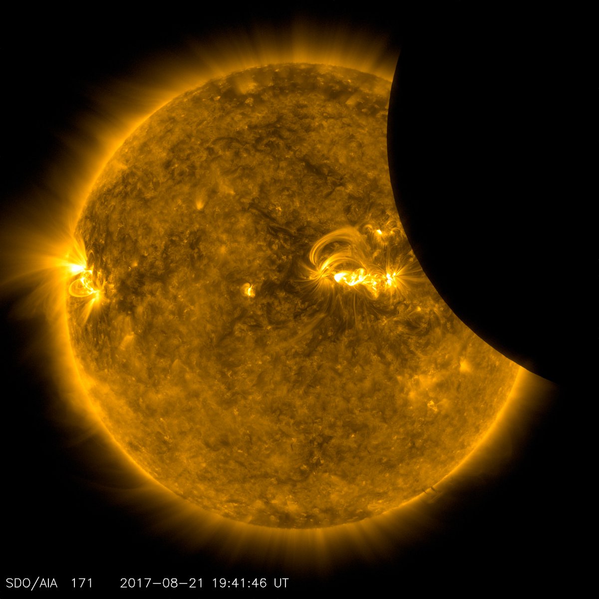 Esta foto del #Eclipse que nos regala la @Nasa. Ese sol. ES-PEC-TA-CU-LAR.