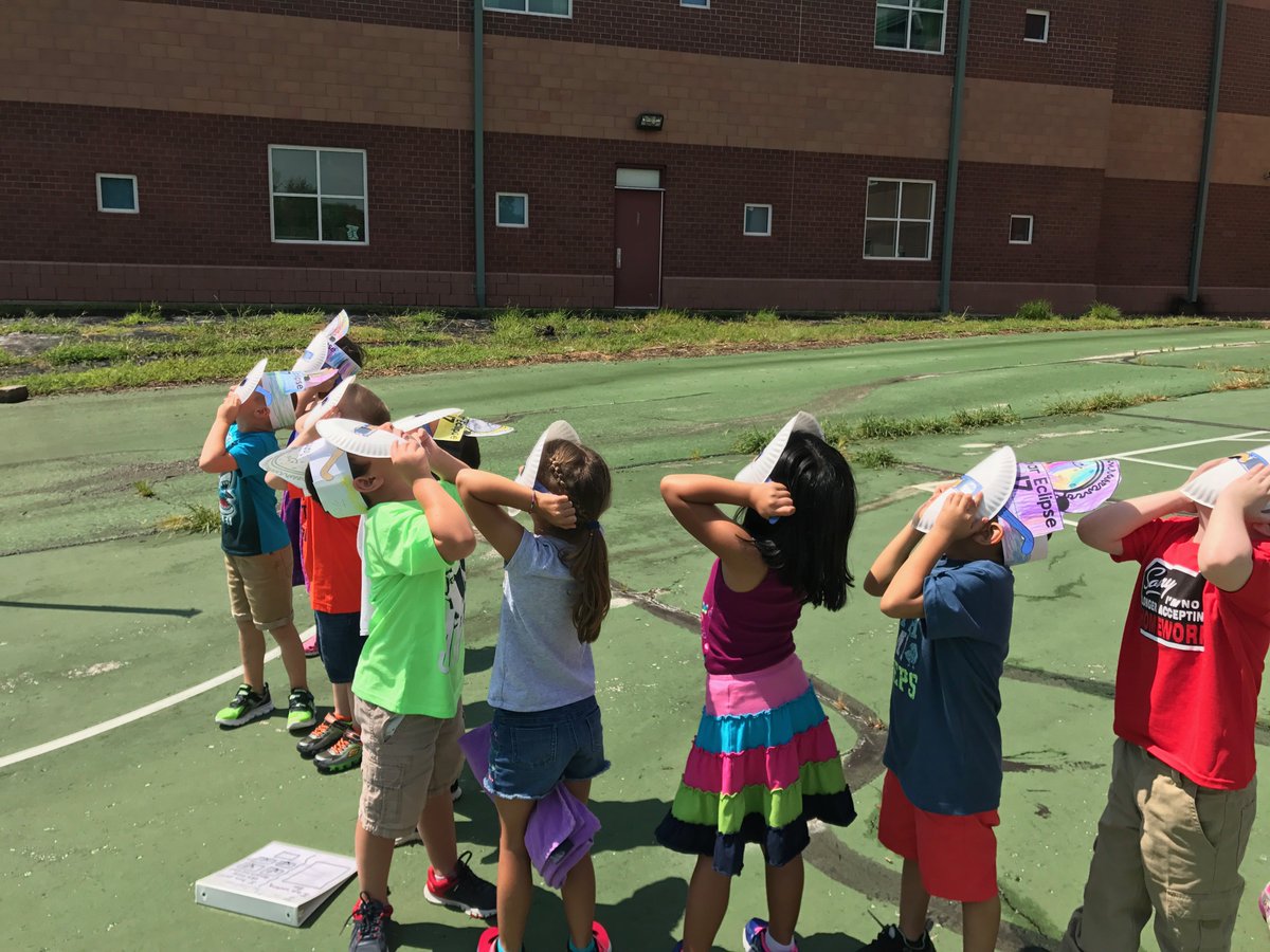 stephschlemp's tweet photo. History in the making for these little #KinderSharks! #SolarEclipse2017 #lpsleads #LSsharks #SafetyFirst #schlemperkinder https://t.co/OBBYxH5SuM