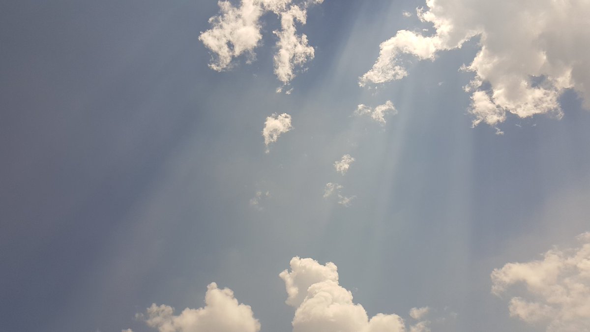 anniemac0867's tweet photo. Solar Eclipse art with chalk, plus a picture of the Sun's rays. Fun day!
#theultimatelearningexperience
@MabletonES https://t.co/uyvxixsdIf