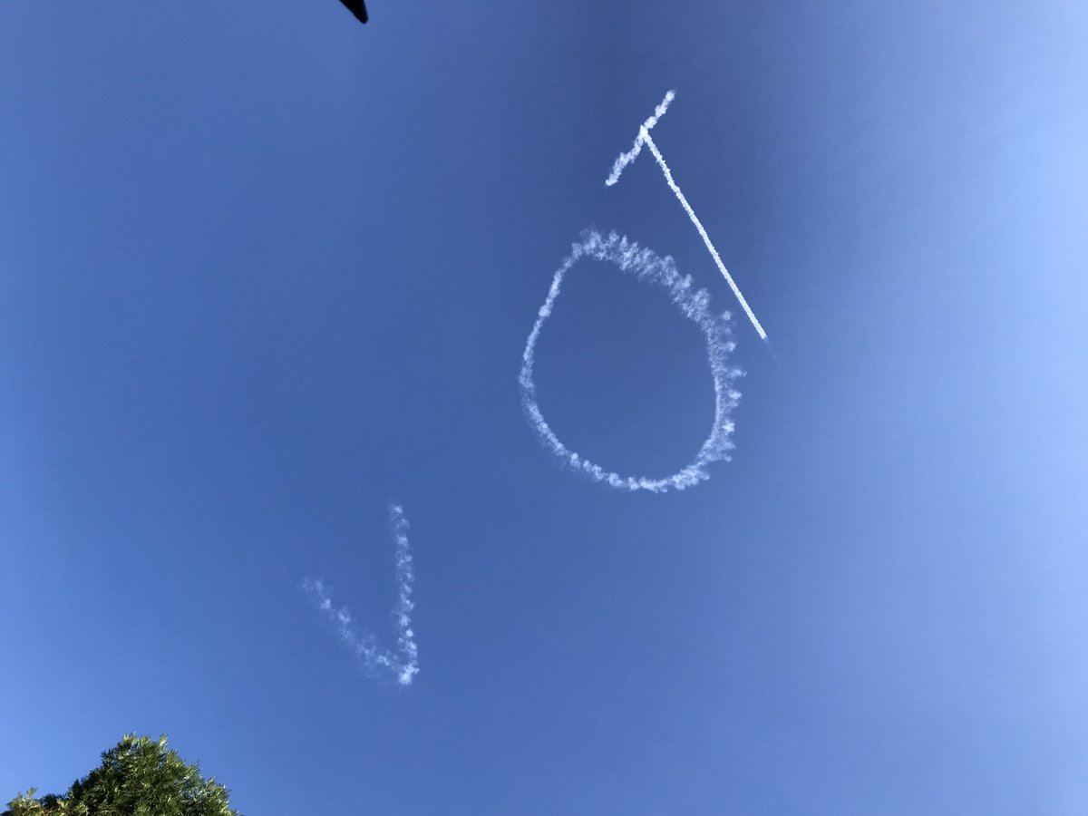 raytoro's tweet photo. I believe I am watching a skywriter’s first day on the job. https://t.co/KdirqocT1s