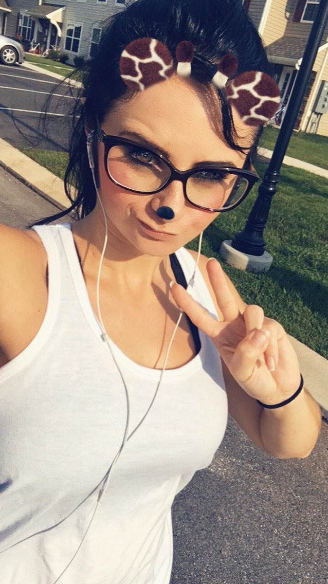 LadyScarlettRse's tweet photo. Out running...Hot AF...๐๐๐๐๐๐๐๐... #ThanksEclipse #imkidding #Ithoughtwinterwascoming https://t.co/RjbOKG7ar9