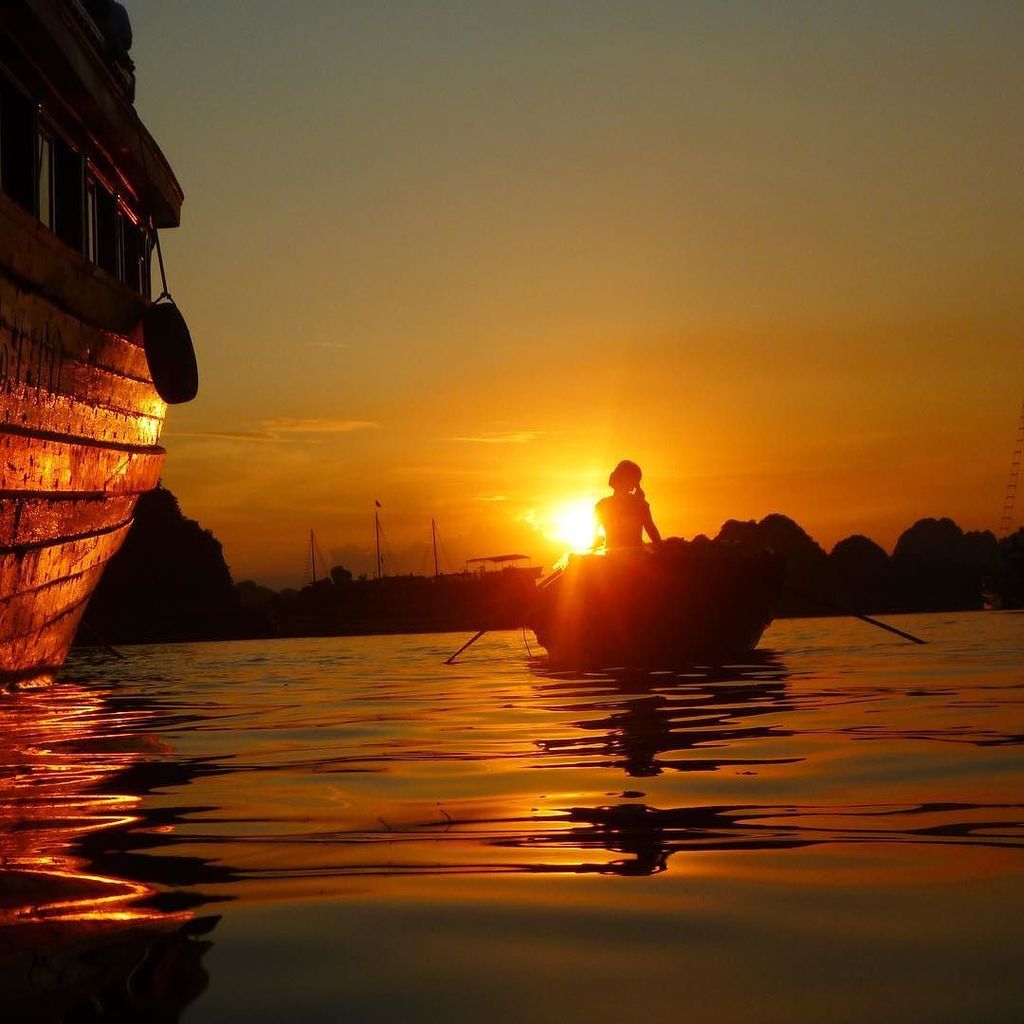 vhorizonsmedia's tweet photo. Beautiful sunset out on the water! #sunset #reflections #travel #adventure https://t.co/iYrVEUYuLA