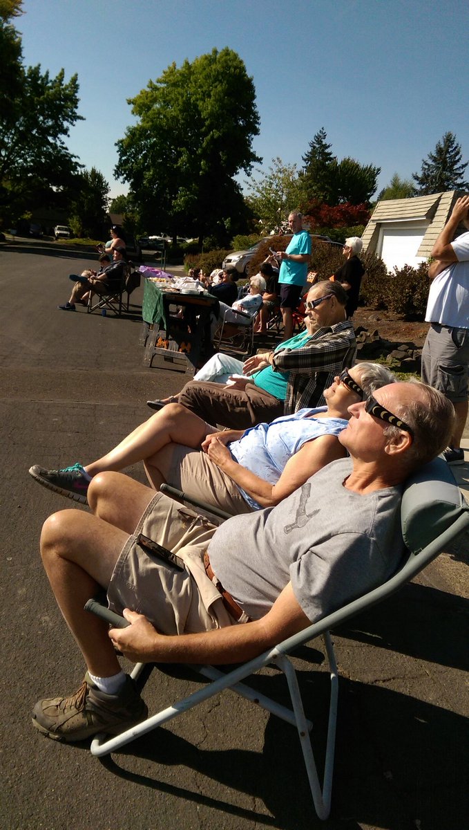 KarenMBarnett's tweet photo. The whole neighborhood turned out for my birthday party. Or maybe it was for the #Eclipse Whatever! #OREclilpse #Apoceclipse https://t.co/QOEi4eeryo