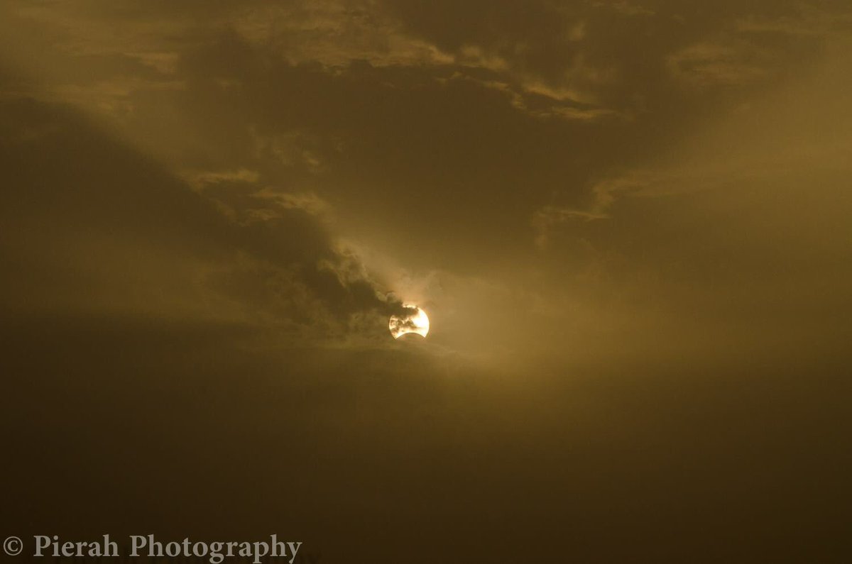 Pierah71's tweet photo. Mis fotos del eclipse #ElHierro #islasCanarias #EclipseSolar2017 #EclipseSolarCSIC @canarias_es @CSIC @ElHierroTurismo https://t.co/CQCbn5vgi5