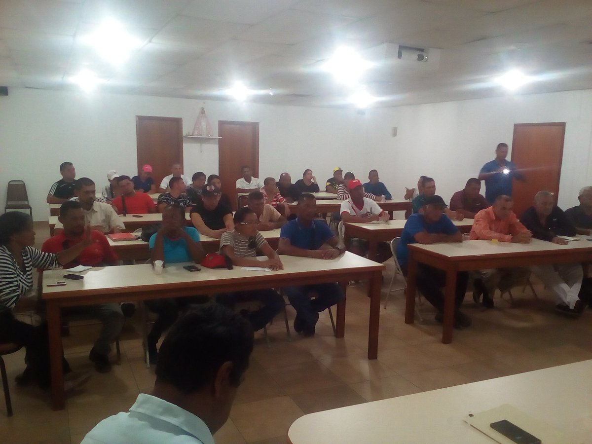 kmastron's tweet photo. Nuestros Constituyentista Jesús Marcano Luis Romero Rafael Salazar recibiendo propuestas @NicolasMaduro @MinPesca @ManeiroPesca @fnsbpp https://t.co/LEIah348wl