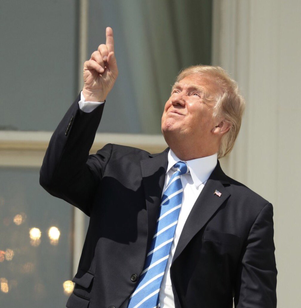 kyracrilly's tweet photo. Natural selection at its best 
#DonaldTrump #Eclipse2017 https://t.co/D4oQ6jN1hw