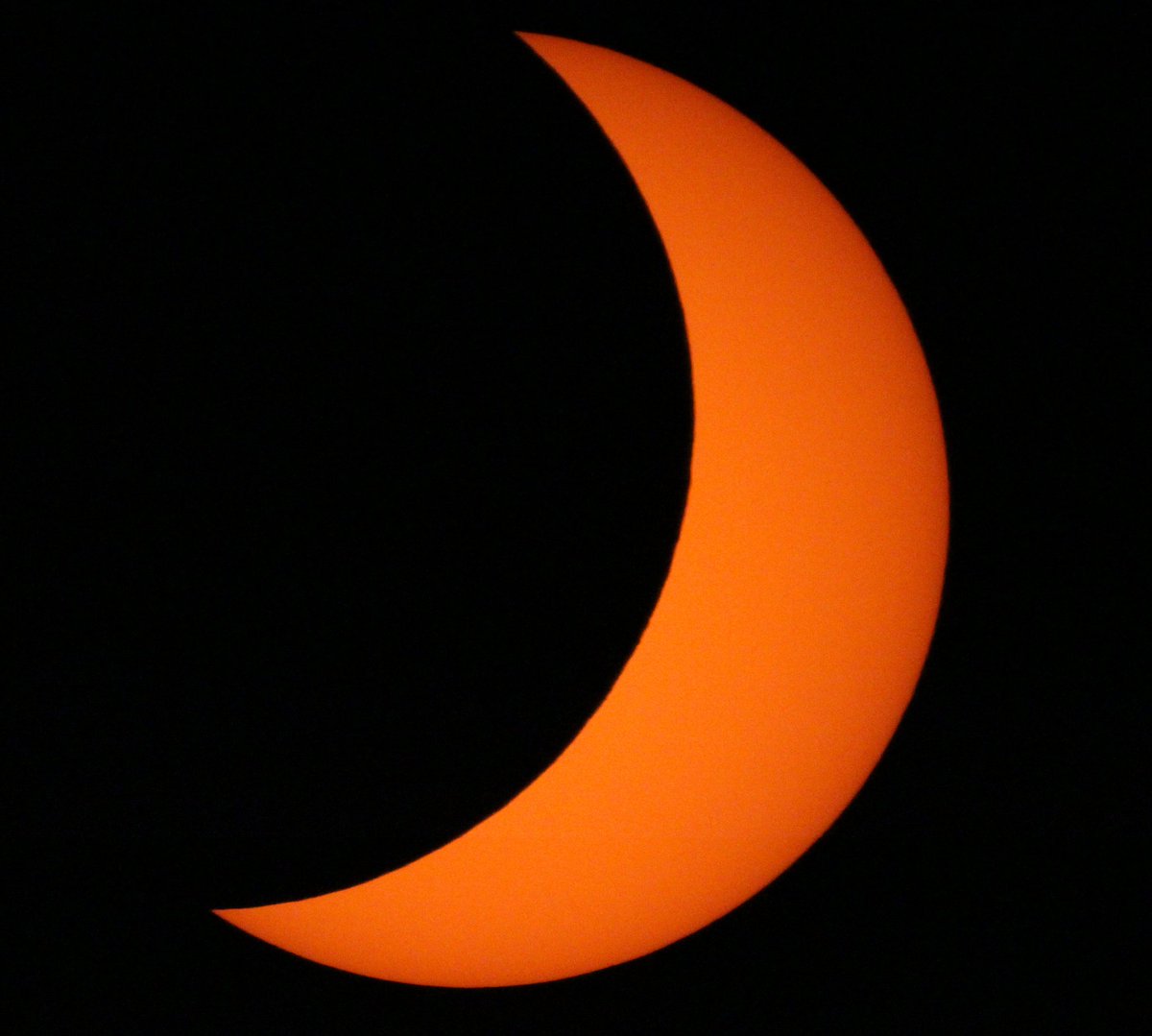 benhschwartz's tweet photo. Max occlusion here in Austin #SolarEclipse2017 https://t.co/242DBrNv8O