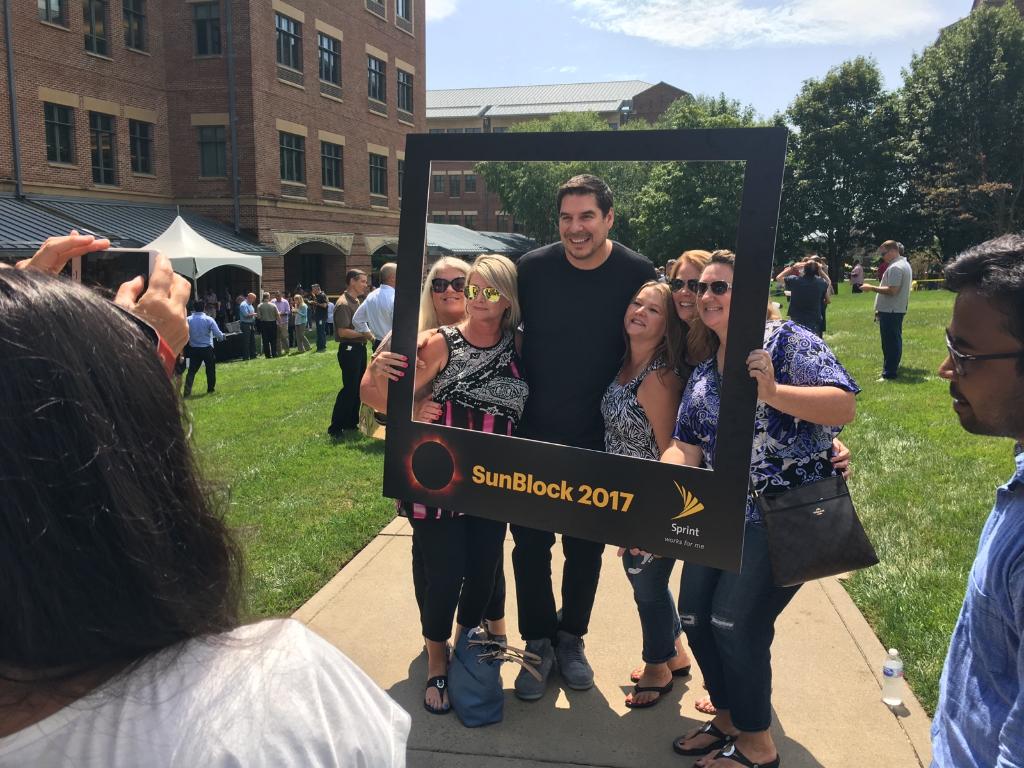 marceloclaure's tweet photo. Maravilloso estar con tantos socios de @Sprint en #KC para #solareclipse2017 Gracias a todos los que ayudaron a hacer #Sunblock2017 un éxito https://t.co/Wn6v6nuyTa