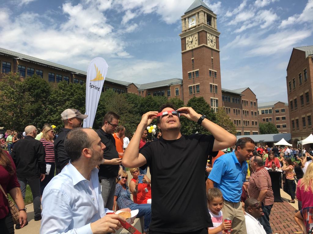 marceloclaure's tweet photo. Maravilloso estar con tantos socios de @Sprint en #KC para #solareclipse2017 Gracias a todos los que ayudaron a hacer #Sunblock2017 un éxito https://t.co/Wn6v6nuyTa