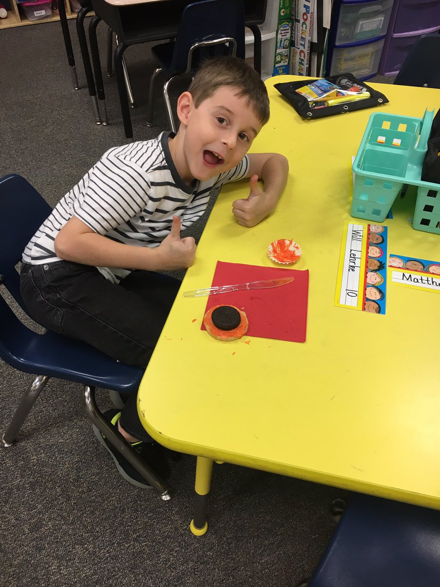 ReneeTarrant's tweet photo. We love eclipse day and making eclipse cookies! #Eclipe2017 #CEunited @CentralCabotpK4 #CelebrateMonday https://t.co/hkgrIyyGZr