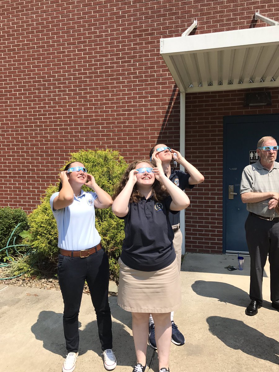 pcmrsg's tweet photo. PCHS students viewing the #SolarEclispe2017 #pccrusaders https://t.co/fBsgvdfoIV