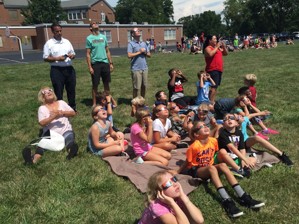 JenniferVerno10's tweet photo. The COOLEST thing ever! #KSDEclipse @TillmanSchool https://t.co/Tl1lQ4kCDo