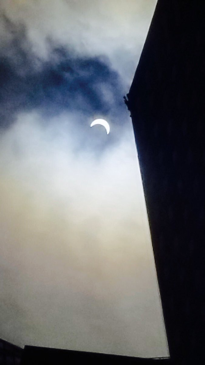 SiggySprint's tweet photo. 1166 Avenue of America's. View from the Sprint NYC office! #EclipseDay #SunBlock2017 #SolarEclispe2017 @Sprint4NYNJ @sprintbusiness https://t.co/1PgcBNTzSQ