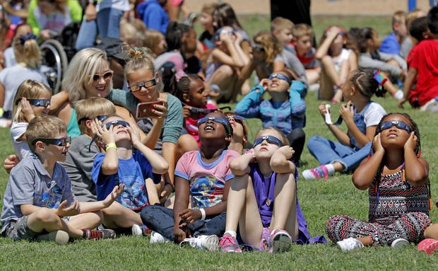 TheOklahoman_'s tweet photo. PHOTOS: #SolarEclipse2017 seen across Oklahoma City https://t.co/EjXjHdOUbl https://t.co/eBdrsPv2xm