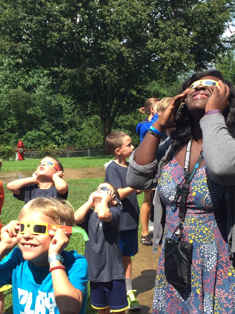 Science meets Open House <a href="/MeriwetherLES/">Meriwether Lewis</a> Thinking how to bring this much joy everyday. <a href="/MysterySci/">Mystery Science</a> #geography #Eclipse2017