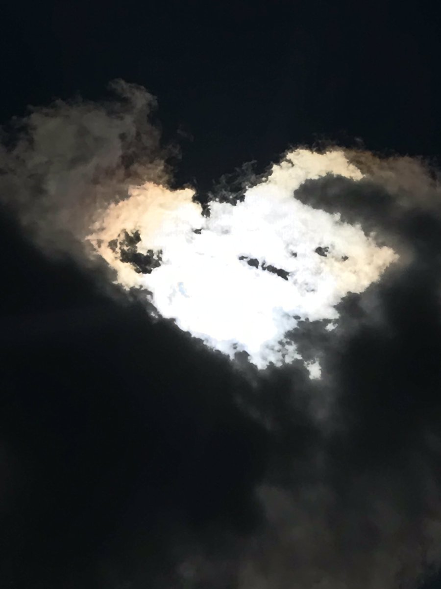 MBCCoach's tweet photo. #SolarEclipse2017 #TotalEclipseOfTheHeart 🔥❤️🔥 https://t.co/NOZUuWYAP7