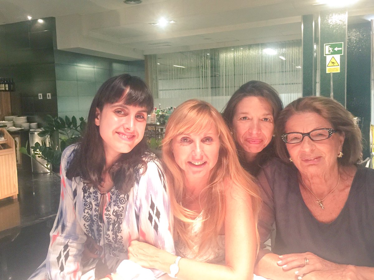 AlejandraBotto's tweet photo. #felizconmigomisma #feliz #graciasati 💞te quiero mi niña #mimotor #familia 🌺la #sencillez de #estarjuntas y simplemente #amar #buenasnoches https://t.co/PrM0FZFSvg