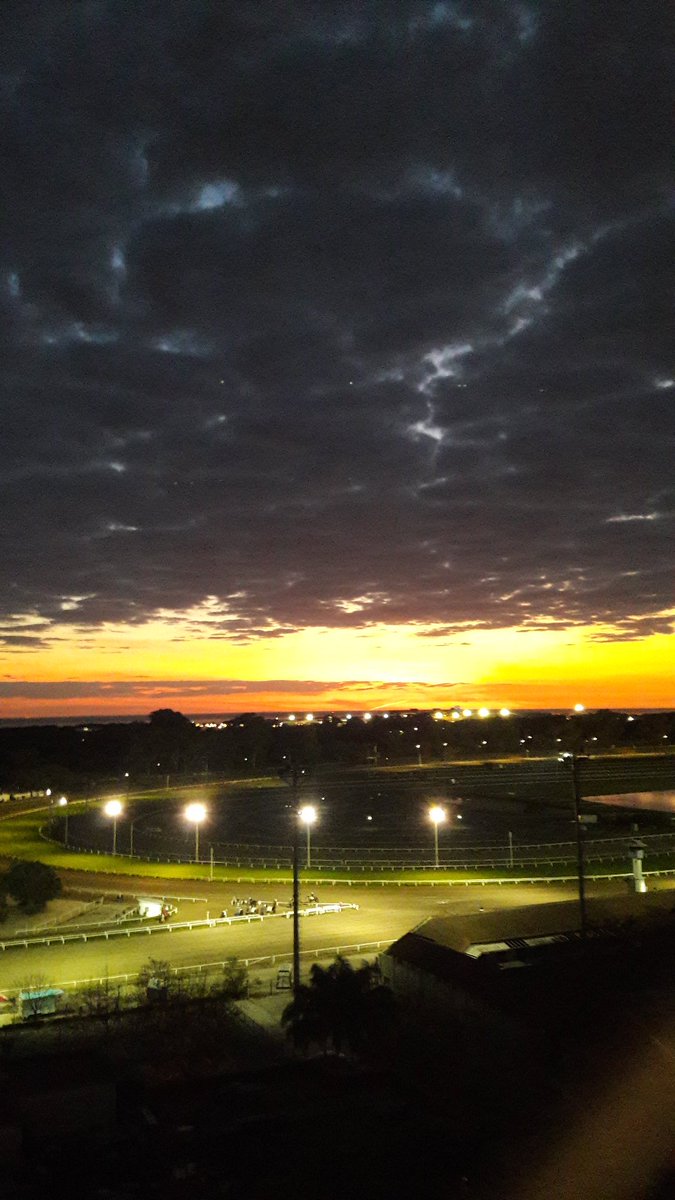 Así se ve de las alturas , queriendo salir el sol abajo y tormenta arriba !!!