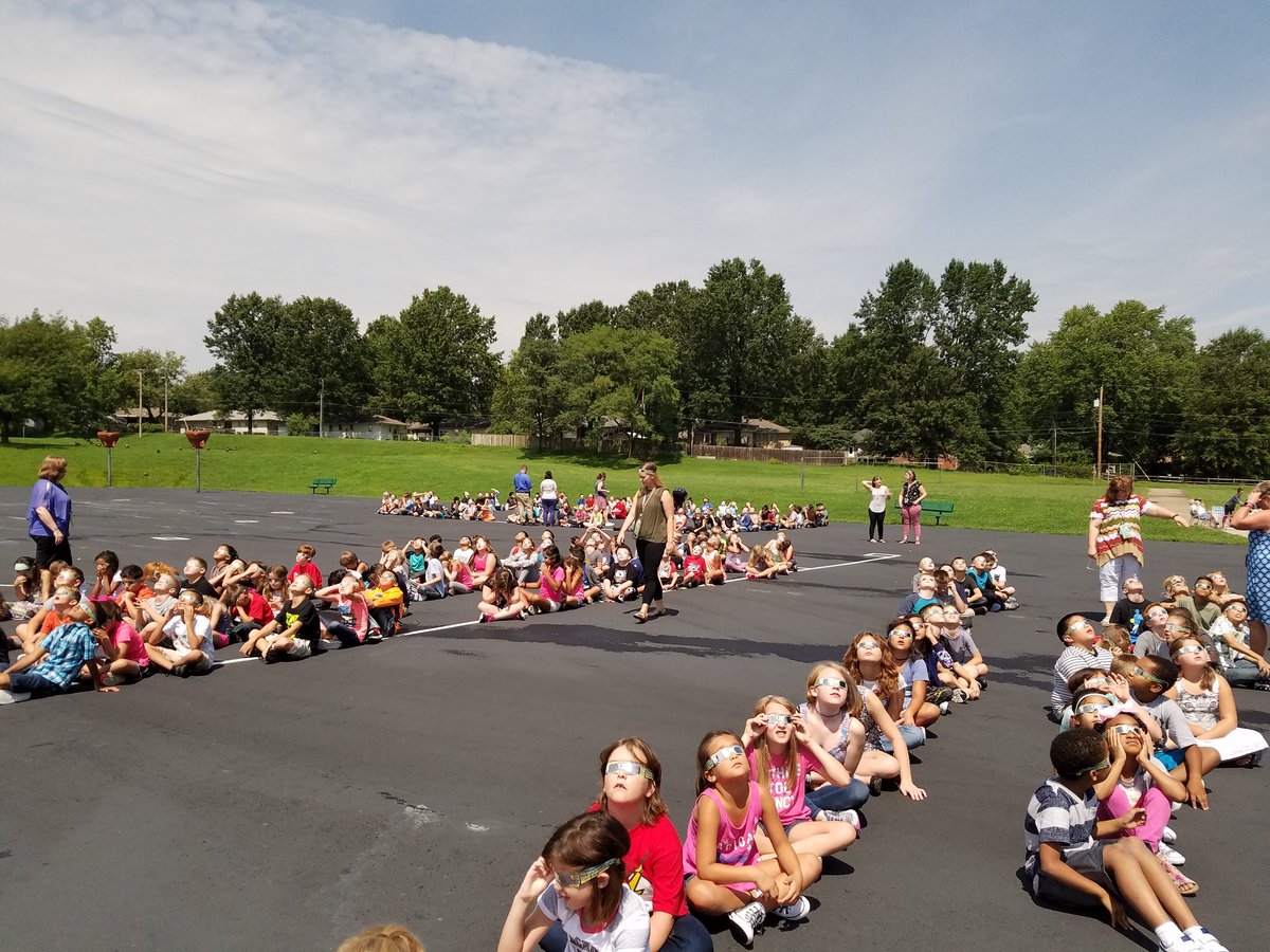 MissCWallace's tweet photo. 4th graders at @SycamoreHills1 did a phenomenal job staying safe as we enjoyed the total solar eclipse! #isdstrong https://t.co/TC2V8RGFFt