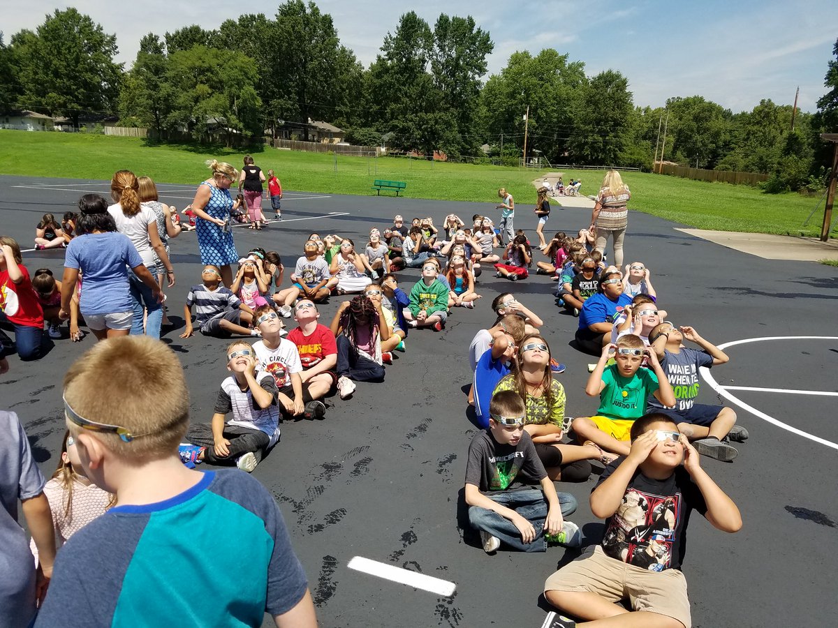 MissCWallace's tweet photo. 4th graders at @SycamoreHills1 did a phenomenal job staying safe as we enjoyed the total solar eclipse! #isdstrong https://t.co/TC2V8RGFFt