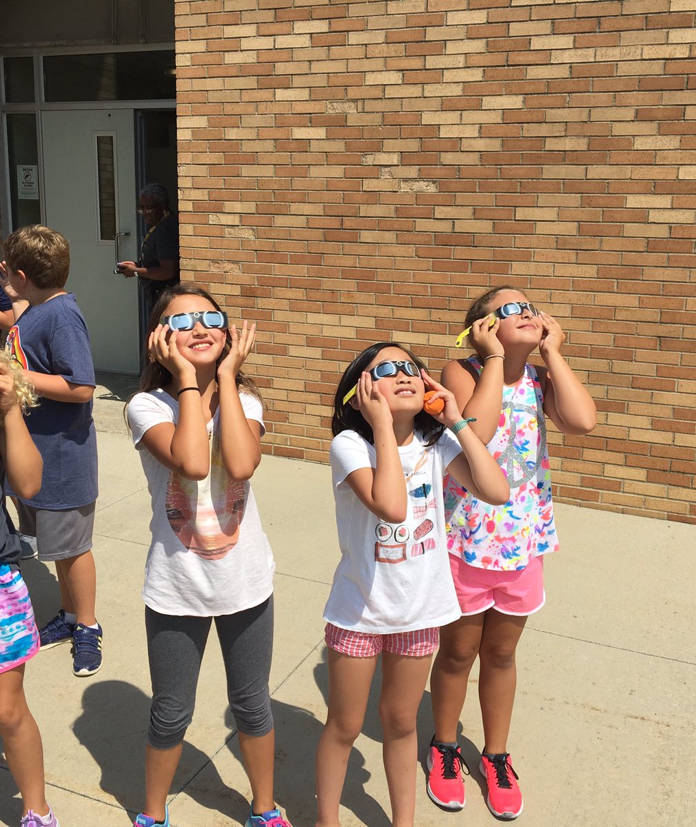 mrs_santagata's tweet photo. In awe!๐๐๐๐ #SolarEclipe2017 #TeamMillridge https://t.co/bgiTIvuStJ