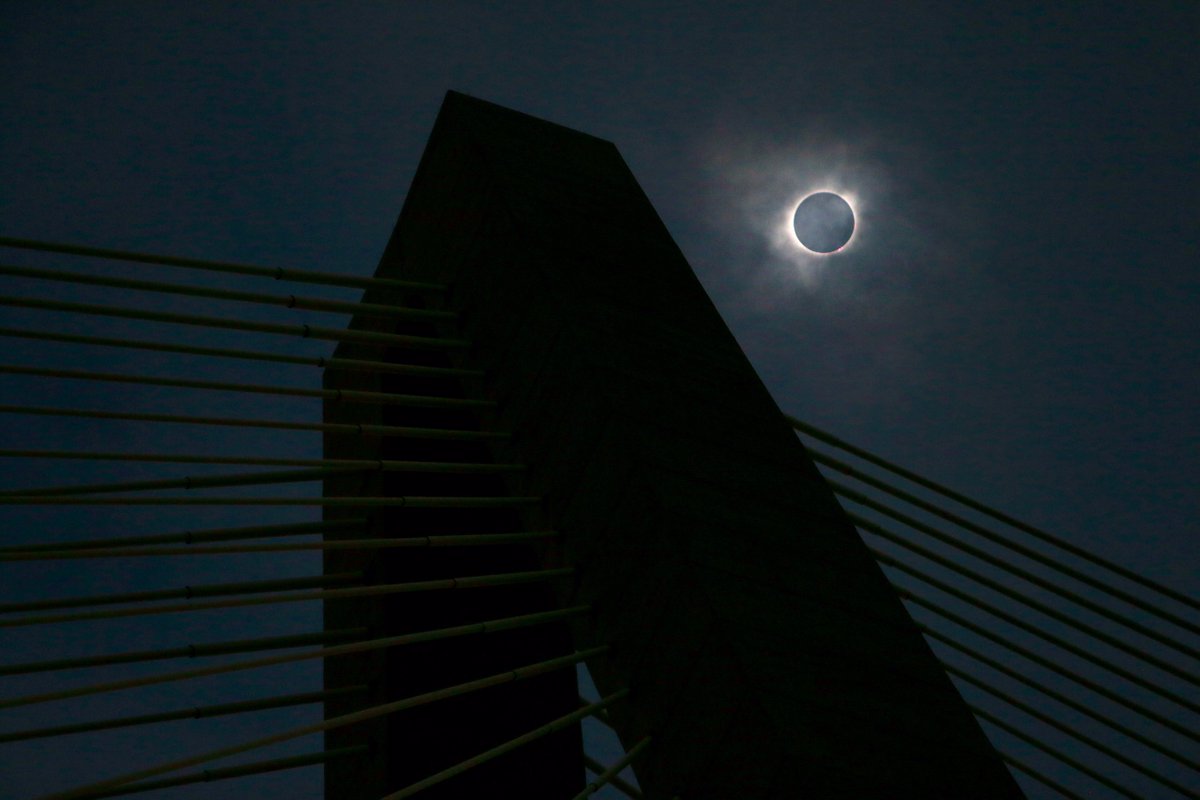postandcourier's tweet photo. Solar eclipse: What happened over 90 minutes across America today. https://t.co/5fudKqyZdB #solareclipse #chseclipse https://t.co/xJdnw8tR0N
