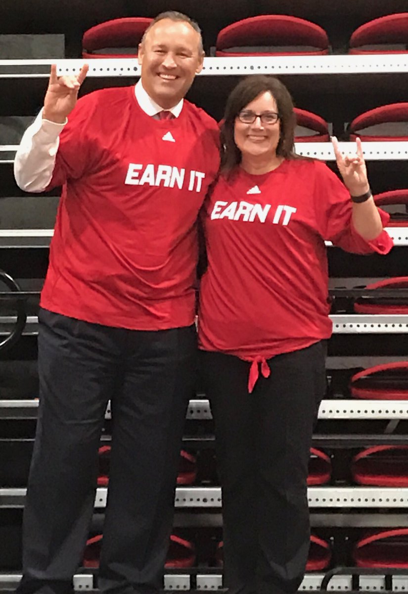 TerryMohajirAD's tweet photo. Thx @kdamp @bdamp17 for coming to our welcome back dinner! We have to #EarnIt - everthing we want to achieve! #GreatModels https://t.co/FmSgy3rSGW