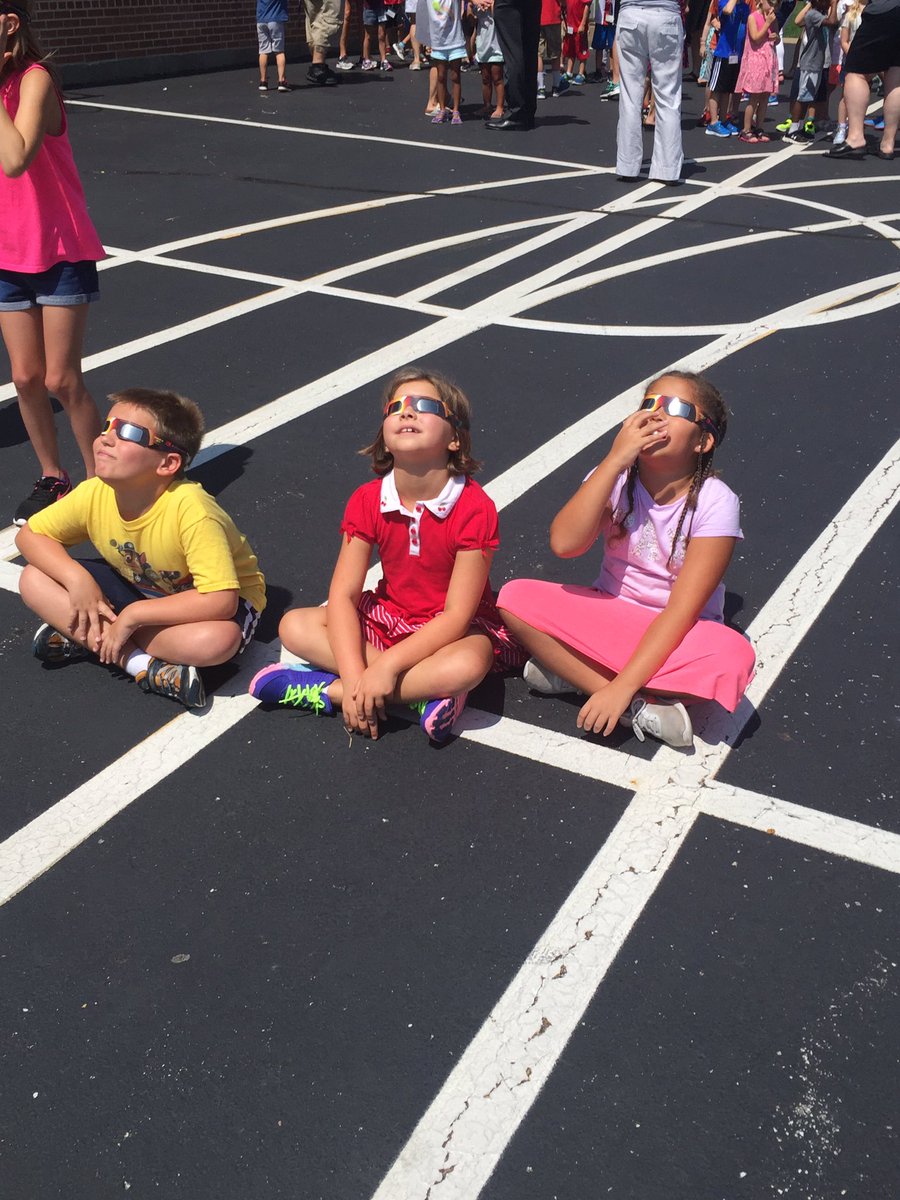 kseymour502's tweet photo. What a great day #ksdeclipse @westchesterksd https://t.co/fv5Bm50K5B
