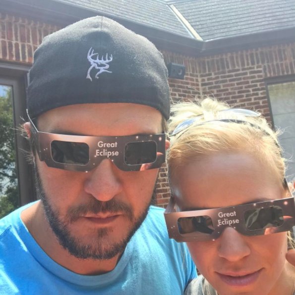 nashvillenoise's tweet photo. .@LukeBryanOnline took our favorite #SolarEclipse2017 selfie. See all the best photos: https://t.co/ptHUEwyeES #Nashville https://t.co/dn6cneluAm