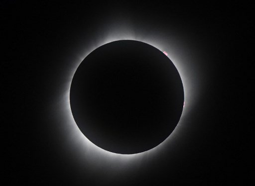 CGTNOfficial's tweet photo. #Diamond ring effect seen on Mon as #Sun vanishes behind #Moon during once-in-a-century Great American Eclipse #SolarEclipse2017 https://t.co/4Pxh9bC9vy