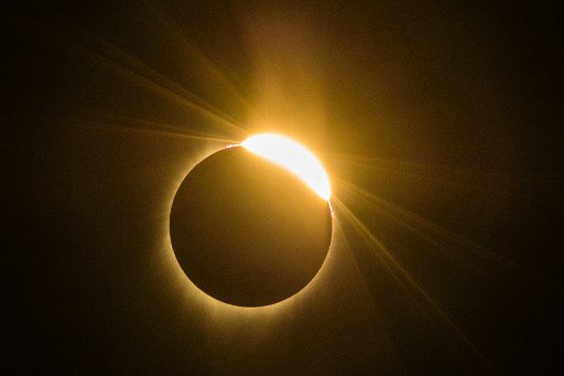 CGTNOfficial's tweet photo. #Diamond ring effect seen on Mon as #Sun vanishes behind #Moon during once-in-a-century Great American Eclipse #SolarEclipse2017 https://t.co/4Pxh9bC9vy
