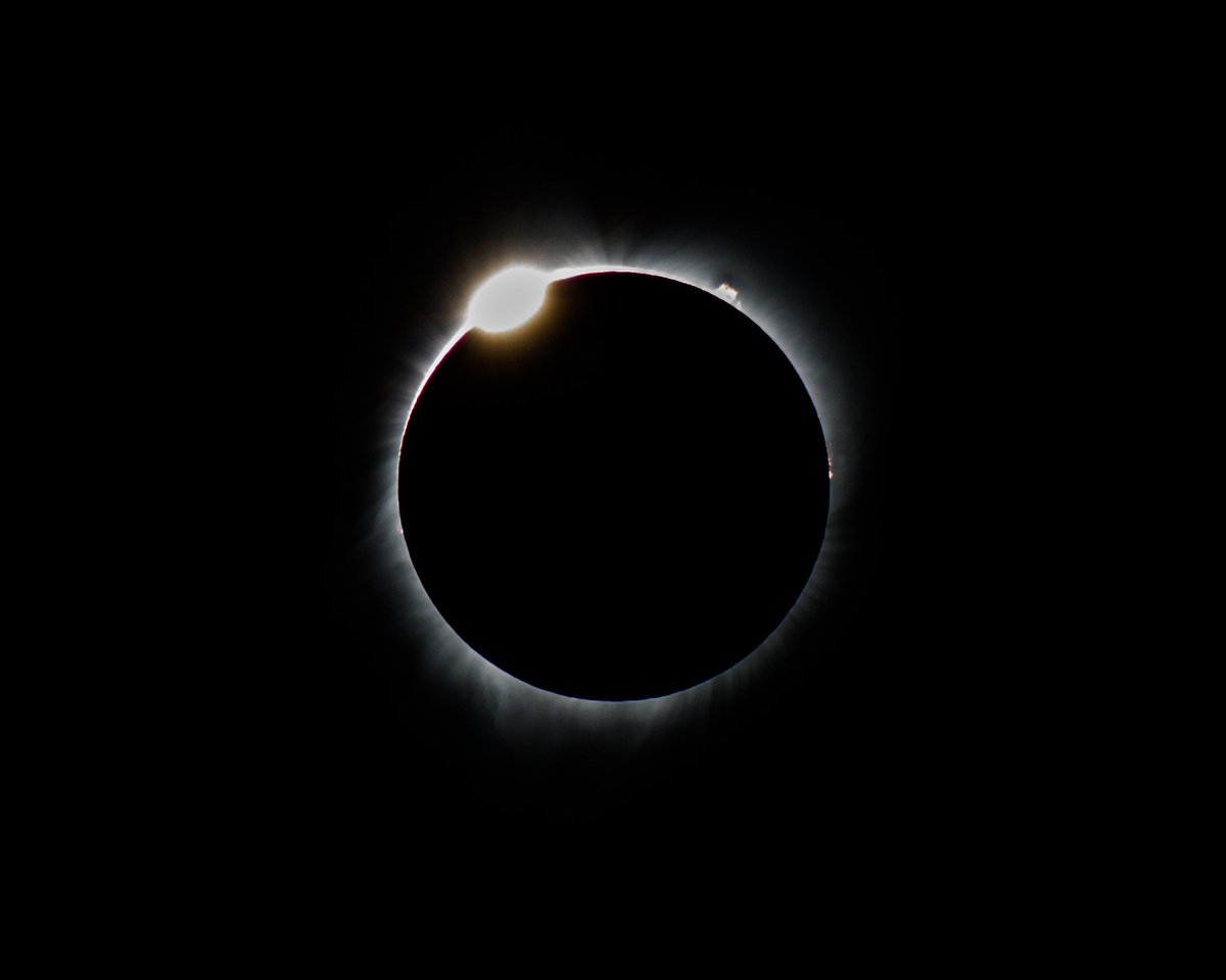 Traepoint's tweet photo. Really cool stuff gets revealed when playing with these photos. #OREclilpse #Eclipse2017 #Eclipse https://t.co/k4F8YpMpAr