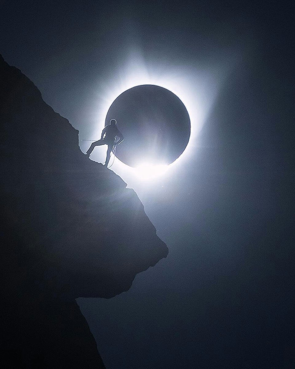 dycf's tweet photo. He visto fotos muy buenas del #Eclipse2017 pero ésta es ¡BRUTAL! 

Foto de IG   @shainblumphotography  -  Moments right before totality. https://t.co/NzNfSUNsnO