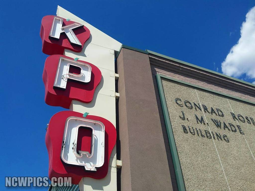 ncwpics's tweet photo. The classic #vintage #KPQ #sign in #Downtown #Wenatchee. #RadioStation #Radio #NorthCentralWashington #NCWpics #ncw https://t.co/556H6miyk0 https://t.co/Gpwx19LmSe