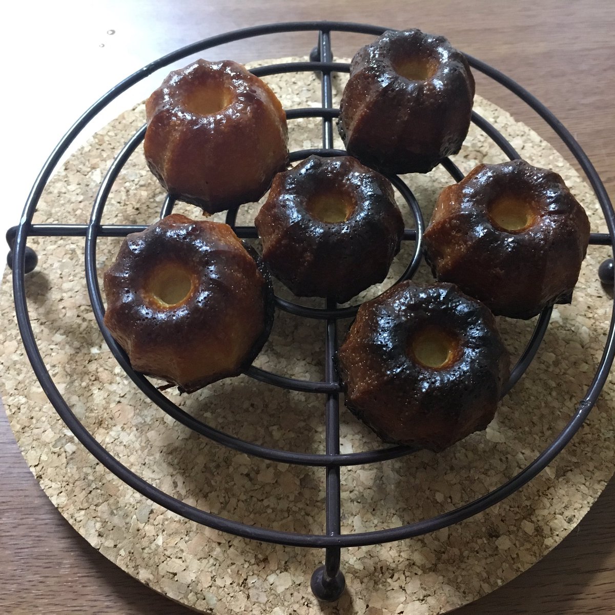 まるさ 低価格のカヌレ型が見つからなくて ミニクグロフ型というのを富澤商店で購入 先日いただいたレシピ本 レイチェル クーの小さなフレンチキッチン を見ながら初カヌレ作ってみた ちょい焦げた 難しいなあ