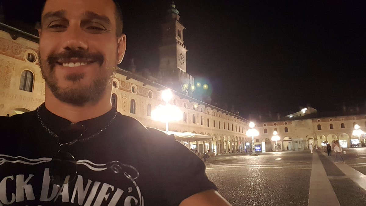 JoelSepelJOELSE's tweet photo. #Vigevano #piazzaducale #VigevanoPiazzaDucale #Performer #JoelSepel #JoelSe #singer #rocker #frontman #powerfrontman #musico #BlindingSmile https://t.co/kzIbQvM6pL