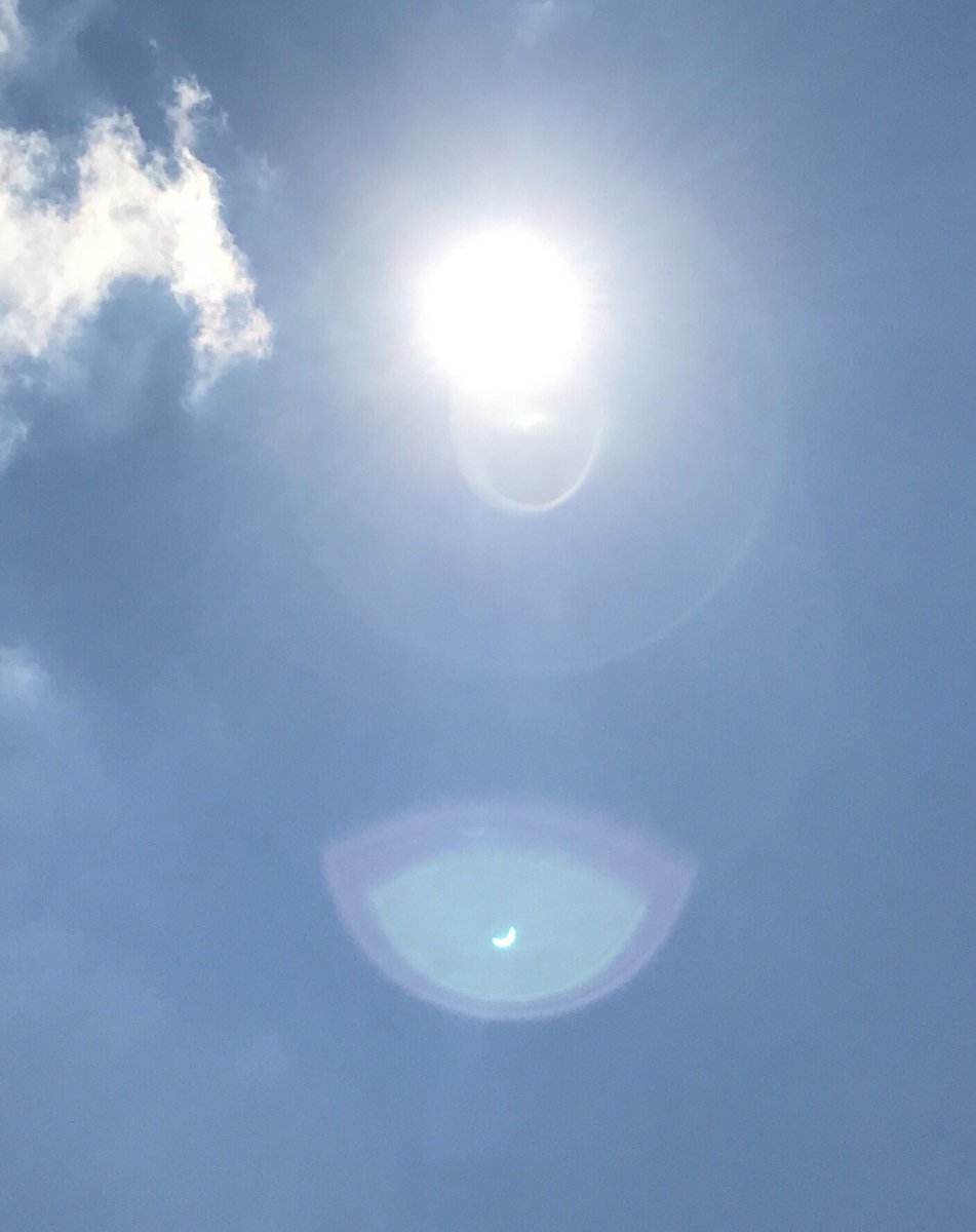 wiseone231's tweet photo. If we only took time to look up. At the sky, our people, our land, this world would be a much more united place. #lookup #eclipse2017 https://t.co/jbnS4kST7S