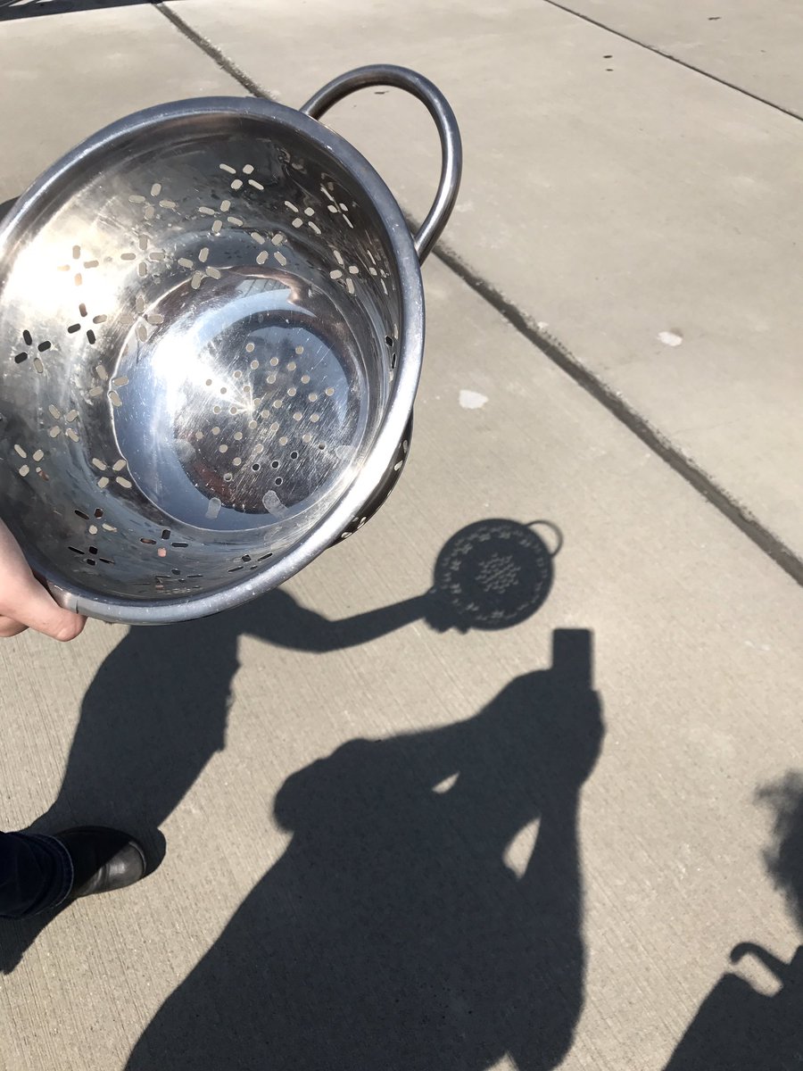 Stinger125's tweet photo. Eclipse through a colendar. #Eclipe2017 https://t.co/E4a9Zu5Kto