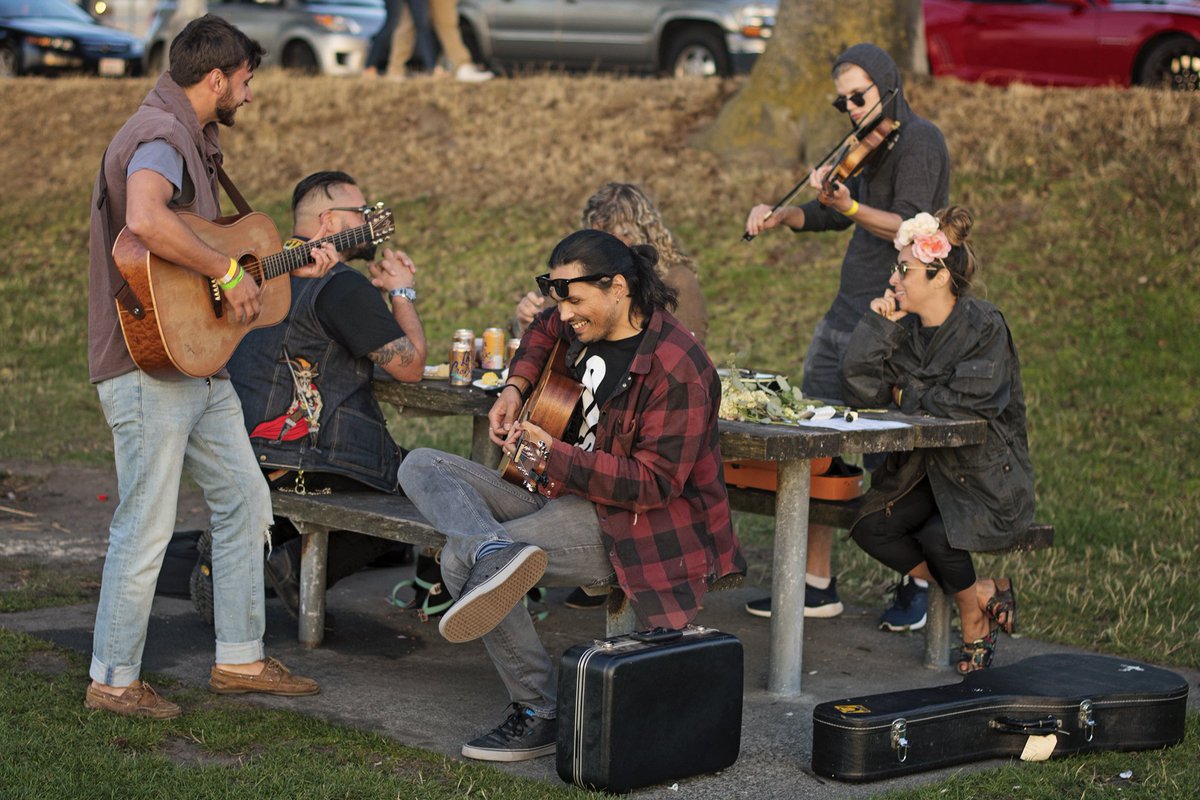 The acoustic session at the <a href="/CarterSubaru/">Carter Subaru</a> Charity Pig Roast for <a href="/KCSAR/">King County SAR</a> last night. More photos and video on the way!