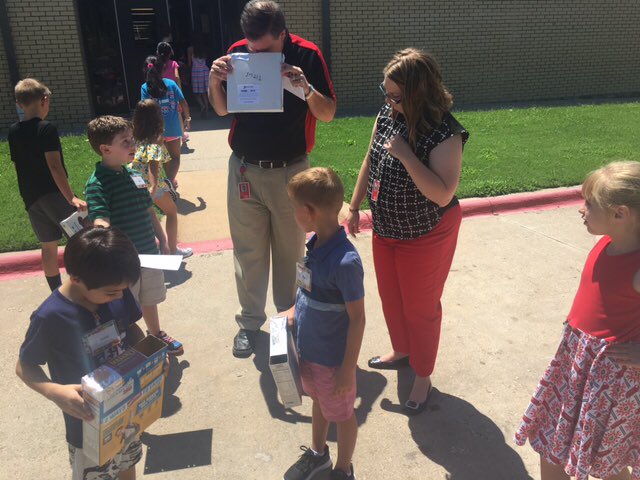 PinkyReads's tweet image. Watching the #SolarEclispe2017 with our SUPERintendent, @bhunt84 @pinkebishop #firstdayofschool2017 #teampinkcisd