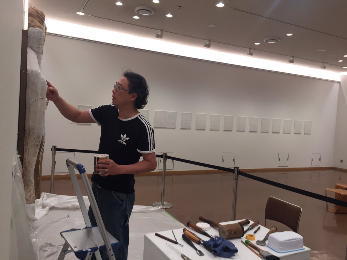 鬩展@伊丹市立美術館の公開制作、棚田康司さんの彩色も進み、完成まであと少し。彩色前の作品をご覧いただいた方は、その変わりぶりに驚かれると思います。ぜひ完成を見届けてください！展覧会は27日（日）まで。