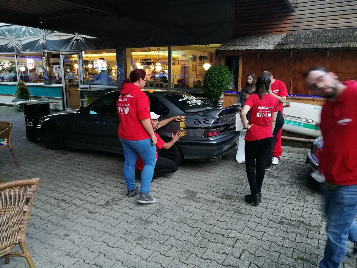 TeamE36's tweet photo. Preparing our #E36 s!! 💪🏻
Was so much fun! 😍👻
Mann thanks to the Team from StarChief Diner, GE and all the other Supporters!!👍🏻💐
#TE36 #BMW https://t.co/amACNlBegD